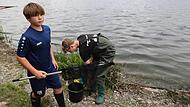 Henry Scherm und Gabriel Rochholz vom Fischereiverein Kulmbach haben die Aufgabe, die toten Fische aufzusammeln. Beide Jugendliche sind geschockt &uuml;ber die Vielzahl.