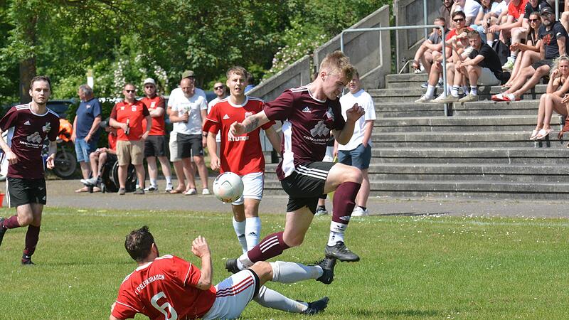 Auch wenn der Elfersh&auml;user Marcel Rudolph (liegend) hier gegen Zwei-Tore-Mann Julian Sell kl&auml;ren kann, holt die SG Gr&auml;fendorf/Dittlofsroda/Wartmannsroth beim 4:4-Remis den entscheidenden Punkt f&uuml;r den Aufstiegs-Relegationsplatz.