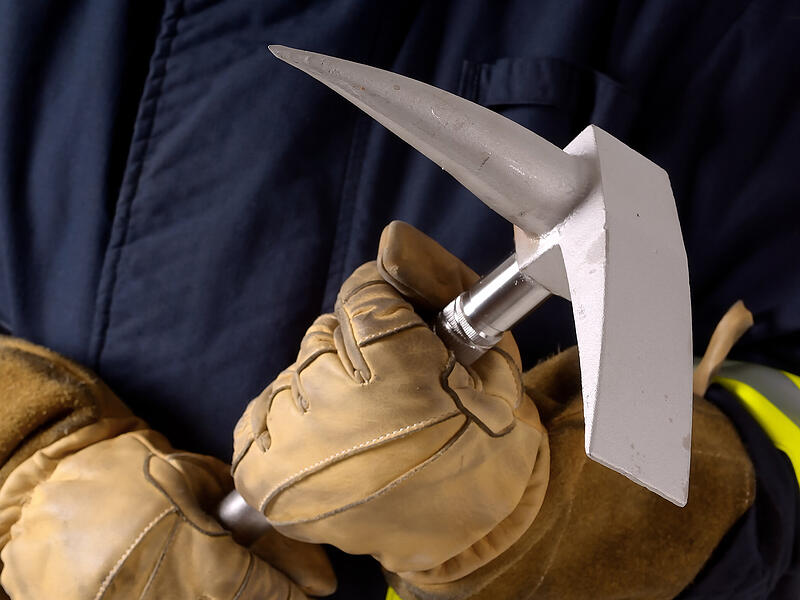 Das Halligan-Tool ist ein Spezialwerkzeug von Feuerwehren zum Öffnen von Türen und Fenstern.Forchheim & Fränkische Schweiz Das Halligan-Tool ist ein Spezialwerkzeug von Feuerwehren zum Öffnen von Türen und Fenstern.