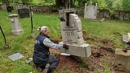 Denise Ullrich von der Firma Ullrich Naturstein Design setzt den Grabstein von Anton Hergert auf dem Friedhof von Altglashütten wieder ein. Denise Ullrich von der Firma Ullrich Naturstein Design setzt den Grabstein von Anton Hergert auf dem Friedhof von Altglashütten wieder ein.