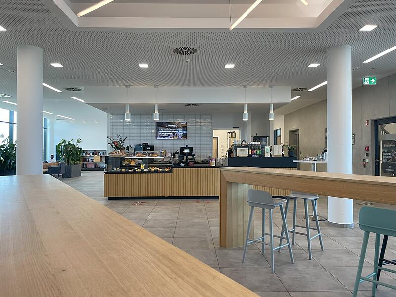 Puma Kantine Coffe Bar HerzogenaurachPuma Kantine Coffe Bar Herzogenaurach Neben der Abwechslung in der Kantine bieten die Puma-Cafés in beiden Bürogebäuden jeden Wochentag warme Gerichte und unter anderem Belegwaren, Salate und Wraps an.