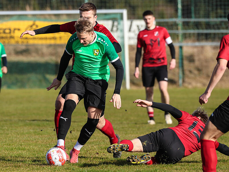 Illia Polishchuk (grünes Trikot) deutete sein Potenzial gegen den FC Baiersdorf bereits an. Hier behauptet er trotz einer Grätsche von Sebastian Zydeck den Ball. Illia Polishchuk (grünes Trikot) deutete sein Potenzial gegen den FC Baiersdorf bereits an. Hier behauptet er trotz einer Grätsche von Sebastian Zydeck den Ball.