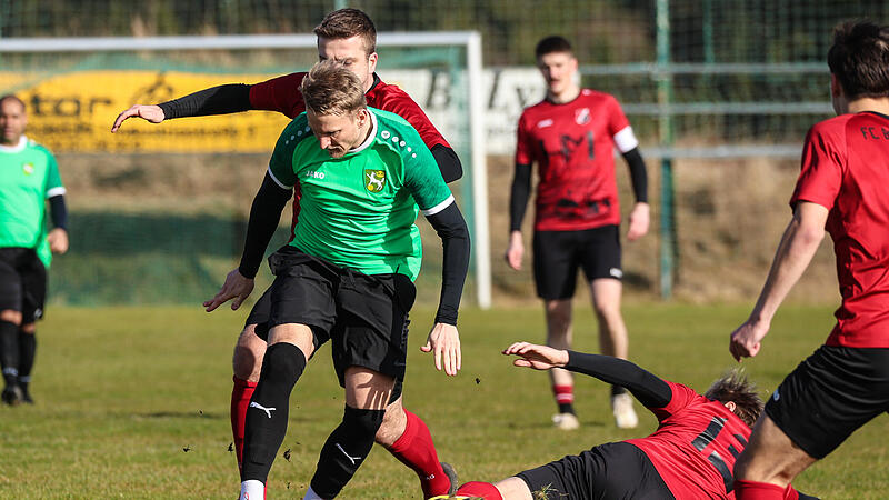 Illia Polishchuk (gr&uuml;nes Trikot) deutete sein Potenzial gegen den FC Baiersdorf bereits an. Hier behauptet er trotz einer Gr&auml;tsche von Sebastian Zydeck den Ball.