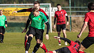 Illia Polishchuk (gr&uuml;nes Trikot) deutete sein Potenzial gegen den FC Baiersdorf bereits an. Hier behauptet er trotz einer Gr&auml;tsche von Sebastian Zydeck den Ball.