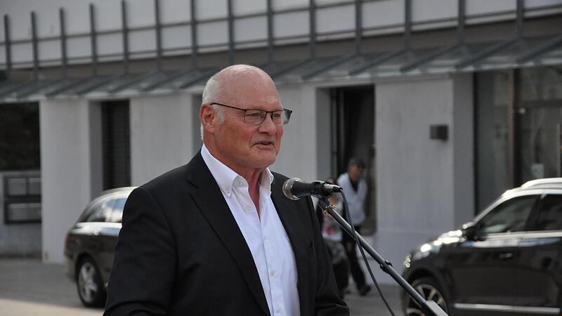 Bürgermeister Wolfgang Borst bei seiner Ansprache am Freitag in der Hauptstraße.