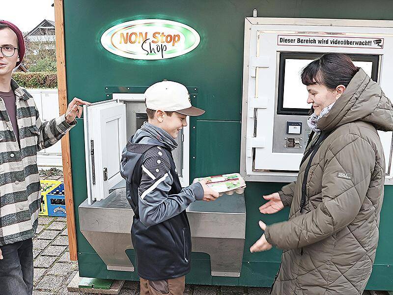 „Cool“, sagte David Hoffmann und übergibt seiner Tante Agnes Böhm die erworbenen Eier. Links: Hannes Rügheimer.