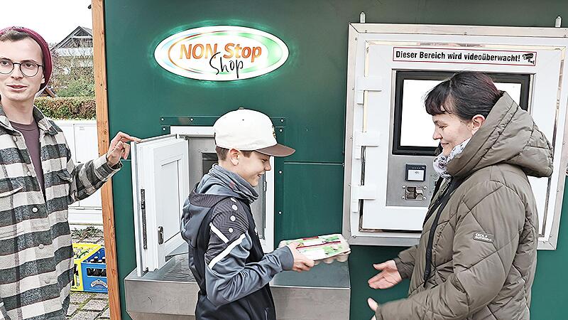 &bdquo;Cool&ldquo;, sagte David Hoffmann und &uuml;bergibt seiner Tante Agnes B&ouml;hm die erworbenen Eier. Links: Hannes R&uuml;gheimer.