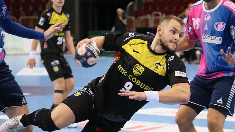 Coburgs Kreisläufer Bartlomiej Bis war in der Anfangsphase gut aufgelegt und erzielte drei der ersten acht Treffer des HSC. Seine Mannschaft setzte sich gegen Zaporizhzhia deutlich durch. Coburgs Kreisläufer Bartlomiej Bis war in der Anfangsphase gut aufgelegt und erzielte drei der ersten acht Treffer des HSC. Seine Mannschaft setzte sich gegen Zaporizhzhia deutlich durch.