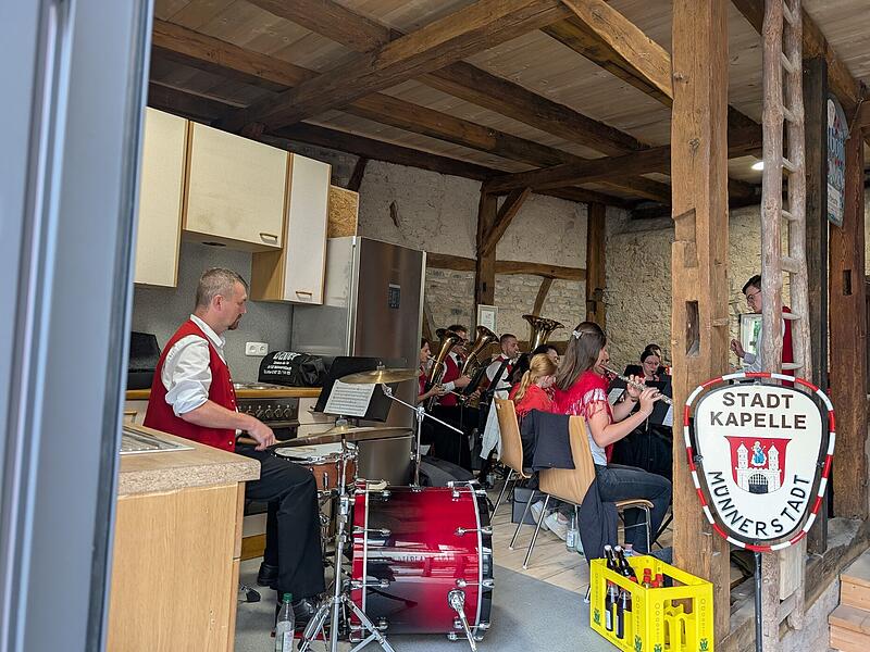 Der Schlagzeuger der Stadtkapelle sitzt in der K&uuml;che.