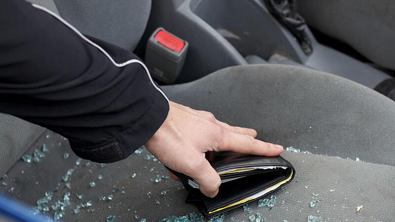 Diebe schlugen mehrere Autoscheiben ein und stahlen Wertsachen oder versuchten dies.