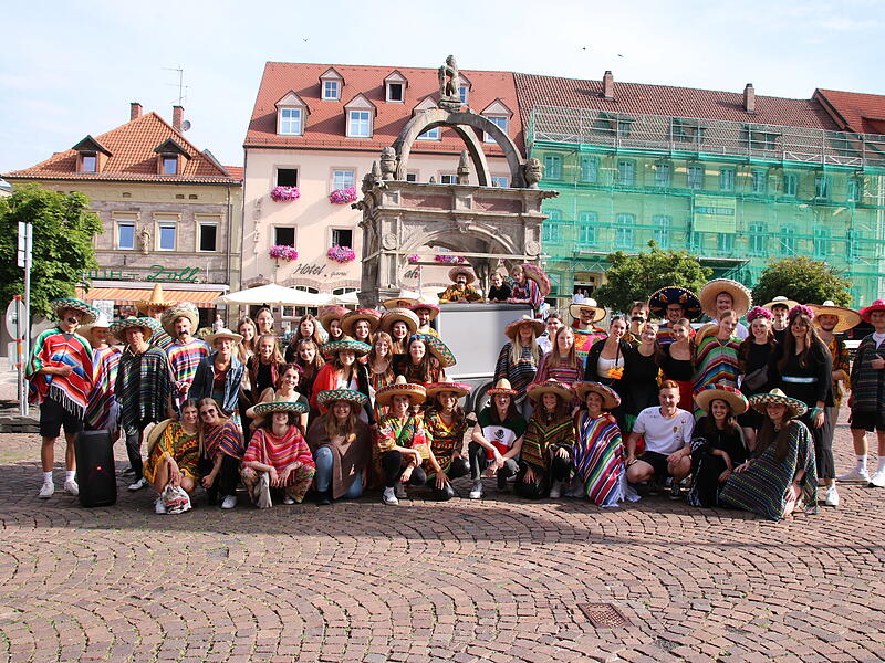 Gruppenbild auf dem Marktplatz HammelburgSiegeszug und Abischerz der Abschlussklasse 2023 am Frobenius-Gymnasium Hammelburg