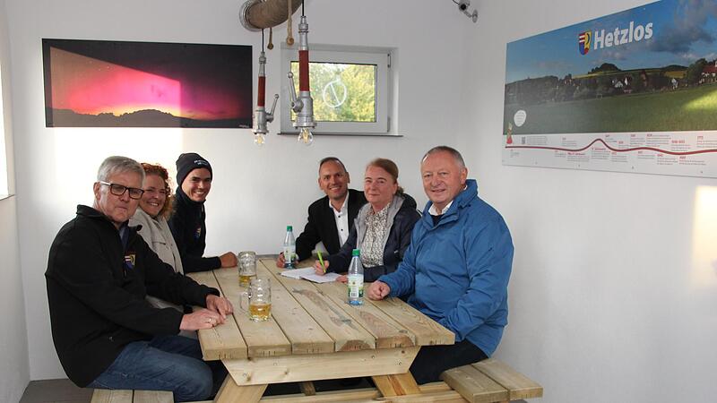 Als Unterschlupf und Servicestation f&uuml;r Wanderer, Biker aber auch die Dorfgemeinschaft wurde das leer stehende Feuerwehrhaus in Hetzlos umfunktioniert. &Uuml;ber die Revitalisierung freuen sich (v.l.) Klaus, Stephanie und Johannes Kunder sowie B&uuml;rgerme...