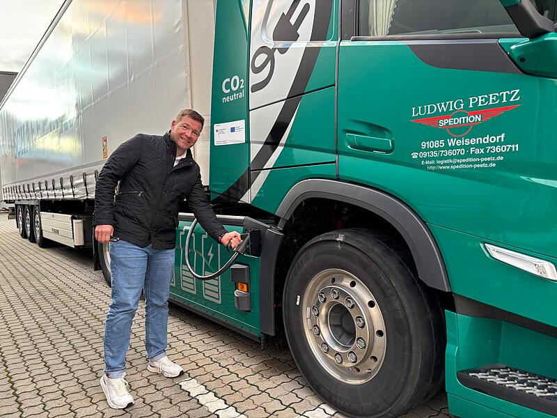 Markus Peetz hat für seine Spedition drei E-Lkw angeschafft als Teil seiner Umwelt- und Klimaschutz-Strategie.