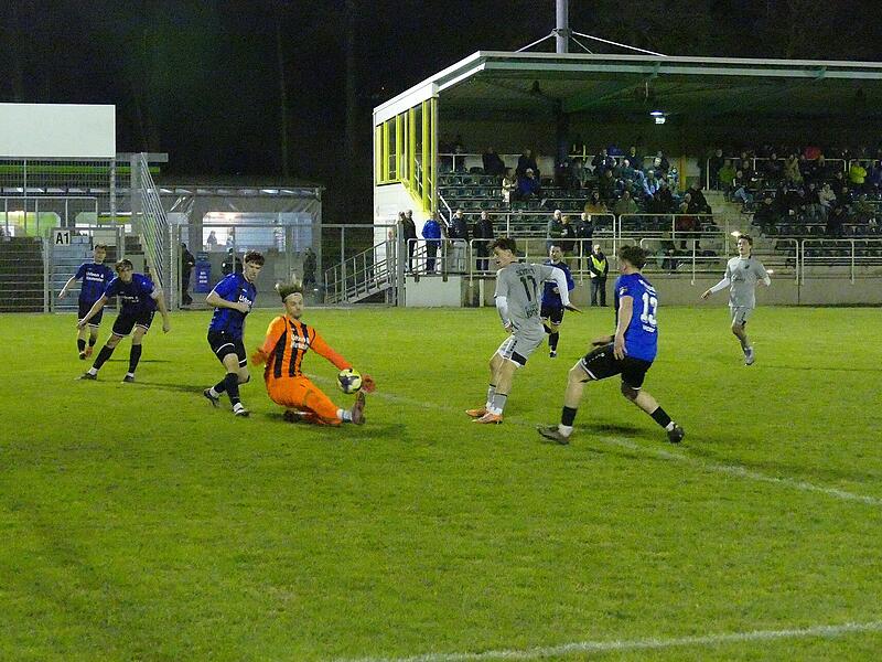 Die beste Chance f&uuml;r Bamberg: Valentin Schmitt (Mitte) scheitert freistehend gleich zweimal an Justin Bartl, dessen SpVgg Weiden das Nachholspiel am Ende klar gewinnt.