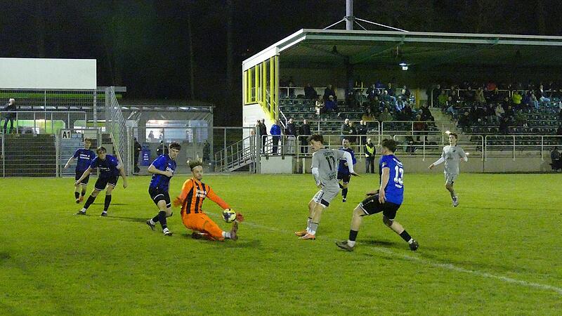 Die beste Chance f&uuml;r Bamberg: Valentin Schmitt (Mitte) scheitert freistehend gleich zweimal an Justin Bartl, dessen SpVgg Weiden das Nachholspiel am Ende klar gewinnt.