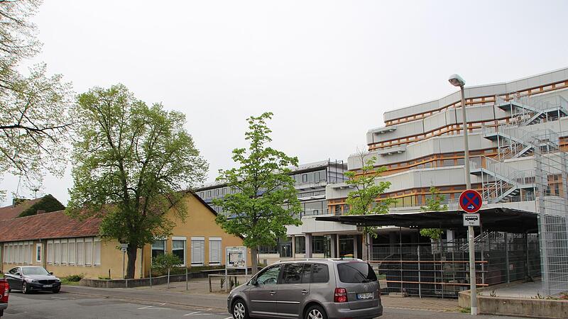 Das alte Berufsschulgebäude (links) muss für einen Neubau des Gymnasiums weichen. Nach dessen Fertigstellung wird der Kollegstufenbau (rechts) generalsaniert.
