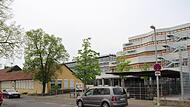 Das alte Berufsschulgebäude (links) muss für einen Neubau des Gymnasiums weichen. Nach dessen Fertigstellung wird der Kollegstufenbau (rechts) generalsaniert.