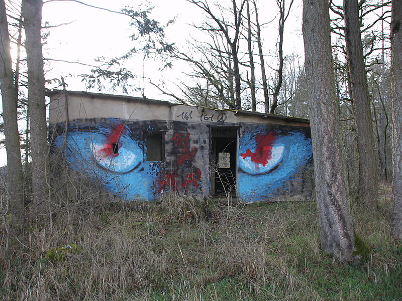 Hidden Gallery LonnerstadtLost Places Hidden Gallery Lonnerstadt Zwei blaue Augen leuchten Besuchern der Hidden Gallery entgegen.
