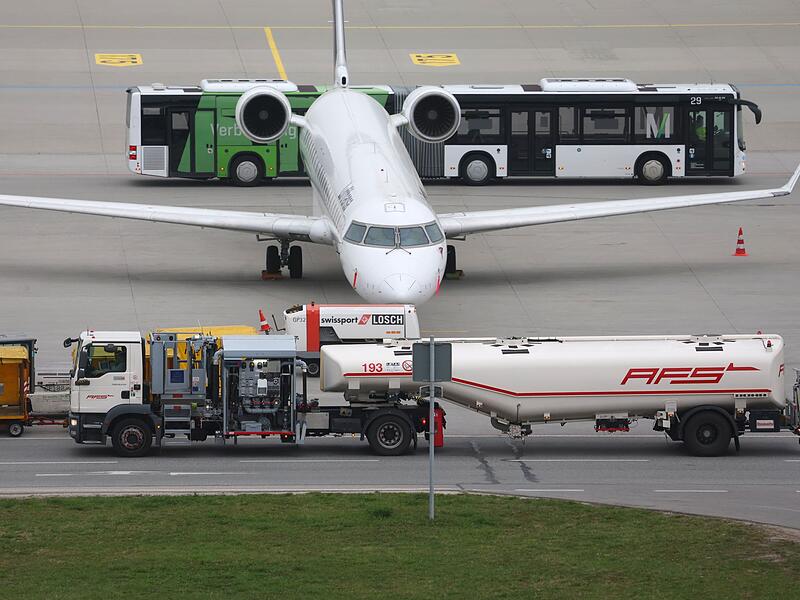 Flugzeugbetankung am Flughafen