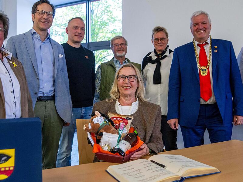 Die Stadtratssitzung in Ebern stand im Zeichen des Abschieds: (v.l.) Gabriele R&ouml;gner, Hermann Freiherr von Rotenhan, Ingo Heinemann, Alexander Hippeli, Irene Jungnickel, Gabriele R&ouml;gner und B&uuml;rgermeister J&uuml;rgen Hennemann sind im neuen Gremium ab M...