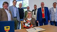 Die Stadtratssitzung in Ebern stand im Zeichen des Abschieds: (v.l.) Gabriele R&ouml;gner, Hermann Freiherr von Rotenhan, Ingo Heinemann, Alexander Hippeli, Irene Jungnickel, Gabriele R&ouml;gner und B&uuml;rgermeister J&uuml;rgen Hennemann sind im neuen Gremium ab M...