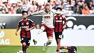 Marius Wolf wird im Mittelfeld von Weltmeister Mario Götze gestoppt. Die Augsburger als Team waren in Frankfurt allerdings nicht zu stoppen. Marius Wolf wird im Mittelfeld von Weltmeister Mario Götze gestoppt. Die Augsburger als Team waren in Frankfurt allerdings nicht zu stoppen.