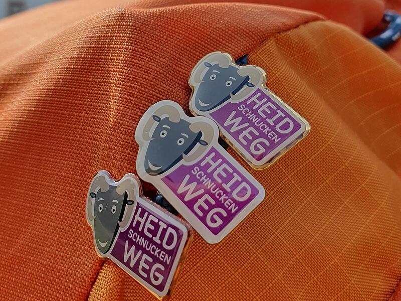 Die Rugendorferinnen Christine Fischer und Sandra Zeitler haben sich auf dem Heidschnuckenweg alle drei Wander-Pins erwandern.