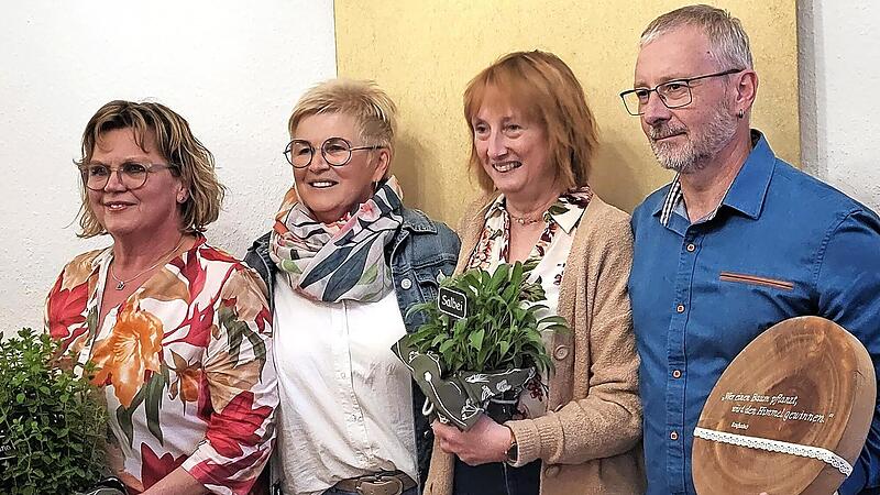 Inge Schipper-Telger (scheidende 1. Vorsitzende.), Renate Adler (2. Vorsitzende), Silvia Rüger (scheidende 2. Vorsitzende) und Robert Gerlach (1. Vorsitzender). Inge Schipper-Telger (scheidende 1. Vorsitzende.), Renate Adler (2. Vorsitzende), Silvia Rüger (scheidende 2. Vorsitzende) und Robert Gerlach (1. Vorsitzender).