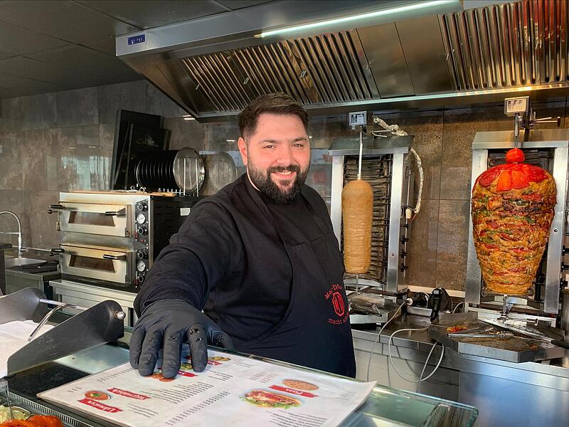 Alican Kocukcusoy ist erleichtert: Sein &bdquo;Mega-D&ouml;ner&ldquo; in Coburg bleibt erhalten.