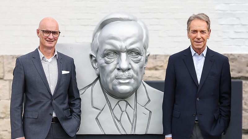 Stefan Krug und Michael Stoschek: Die F&uuml;hrungsspitze der Firma Brose vor einer B&uuml;ste des Firmengr&uuml;nders Max Brose