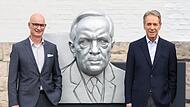 Stefan Krug und Michael Stoschek: Die Führungsspitze der Firma Brose vor einer Büste des Firmengründers Max Brose
