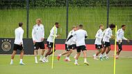 Nick Woltemade (2. v.li, mittlerweile bei New Castle United) kommt mit der Deutschen Fußballnationalmannschaft wider zurück an den Home Ground nach Herzogenaurach.