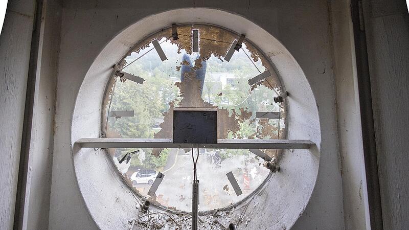 &bdquo;Hinter&ldquo; der Uhr der Ochsenkathedrale: Blick vom Dachboden des Geb&auml;udes aus hinaus ins Freie.