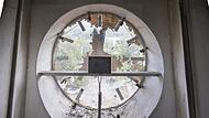 „Hinter“ der Uhr der Ochsenkathedrale: Blick vom Dachboden des Gebäudes aus hinaus ins Freie. „Hinter“ der Uhr der Ochsenkathedrale: Blick vom Dachboden des Gebäudes aus hinaus ins Freie.