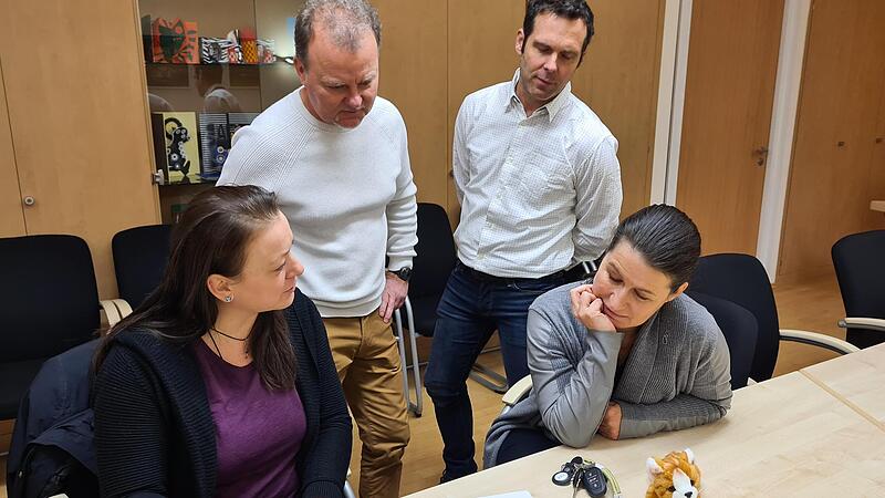 Kerstin Horz, Wojciech Grabietz und Rudi Kreuzer (v.l.) besprechen mit Bürgermeisterin Meyer Details der Handlung.Forchheim & Fränkische Schweiz Kerstin Horz, Wojciech Grabietz und Rudi Kreuzer (v.l.) besprechen mit Bürgermeisterin Meyer Details der Handlung.Forchheim & Fränkische Schweiz