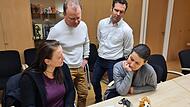 Kerstin Horz, Wojciech Grabietz und Rudi Kreuzer (v.l.) besprechen mit B&uuml;rgermeisterin Meyer Details der Handlung.Forchheim & Fr&auml;nkische Schweiz