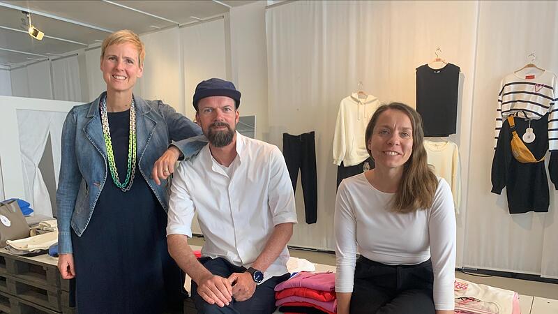 Kerstin Haas (links) und Jochen Flohrschütz hatten zusammen mit einem weiteren Mitstreiter die Idee für den „Showroom 14“ in Coburg. Anette Vogel (rechts) von der Projektgruppe „Die Stadtmacher“ unterstützt die Erprobung des neuen Ladenkonzepts. Kerstin Haas (links) und Jochen Flohrschütz hatten zusammen mit einem weiteren Mitstreiter die Idee für den „Showroom 14“ in Coburg. Anette Vogel (rechts) von der Projektgruppe „Die Stadtmacher“ unterstützt die Erprobung des neuen Ladenkonzepts.