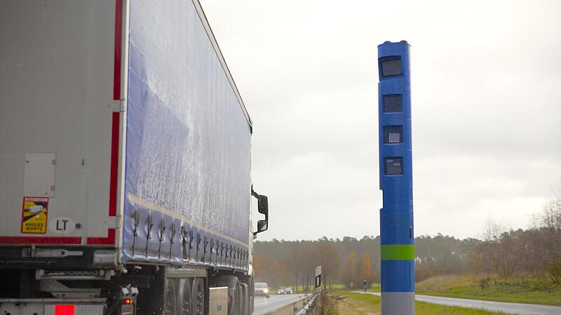 Ein Lkw f&auml;hrt bei Forchheim an einer Mauts&auml;ule vorbei.Forchheim & Fr&auml;nkische Schweiz