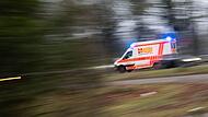 Ein Rettungswagen ist mit Blaulicht im Einsatz Ein Rettungswagen ist mit Blaulicht im Einsatz