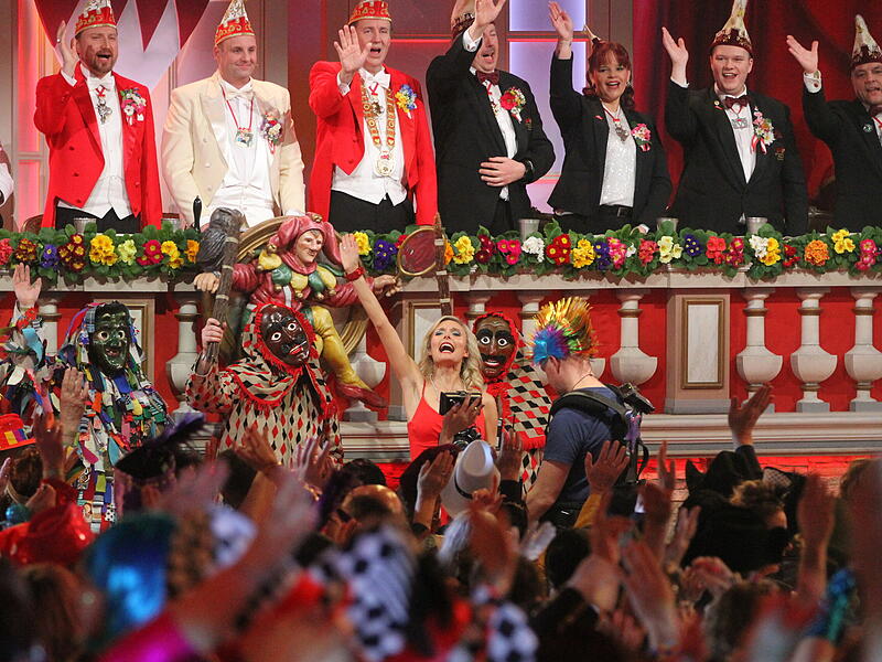 Stehende Ovationen spendete der Veitsh&ouml;chheimer Elferrat der TV-Deb&uuml;tantin Janina Fuchs.