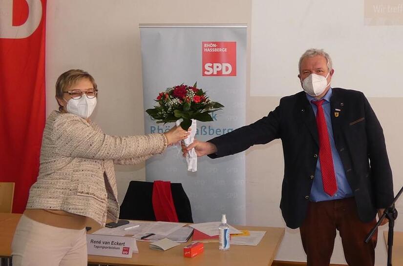 Blumen für die neu nominierte SPD-Bundestagsabgeordnete Sabine Dittmar. Jürgen Hennemann überreicht den Strauß.