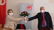 Blumen für die neu nominierte SPD-Bundestagsabgeordnete Sabine Dittmar. Jürgen Hennemann überreicht den Strauß.