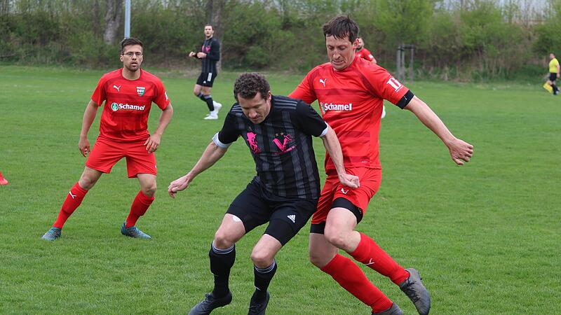 Christoph Kehm (re.) − hier noch für Baiersdorf − ist neuer Spielertrainer des Schlusslichts aus Etzelskirchen.Forchheim & Fränkische Schweiz Christoph Kehm (re.) − hier noch für Baiersdorf − ist neuer Spielertrainer des Schlusslichts aus Etzelskirchen.Forchheim & Fränkische Schweiz