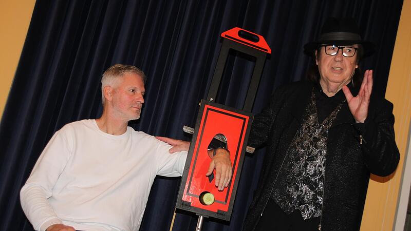 Der Trick mit der Guillotine. Uwe Niewiadomski stellt sich als Versuchskaninchen zur Verfügung. Am Ende geht alles gut aus. Der Trick mit der Guillotine. Uwe Niewiadomski stellt sich als Versuchskaninchen zur Verfügung. Am Ende geht alles gut aus.