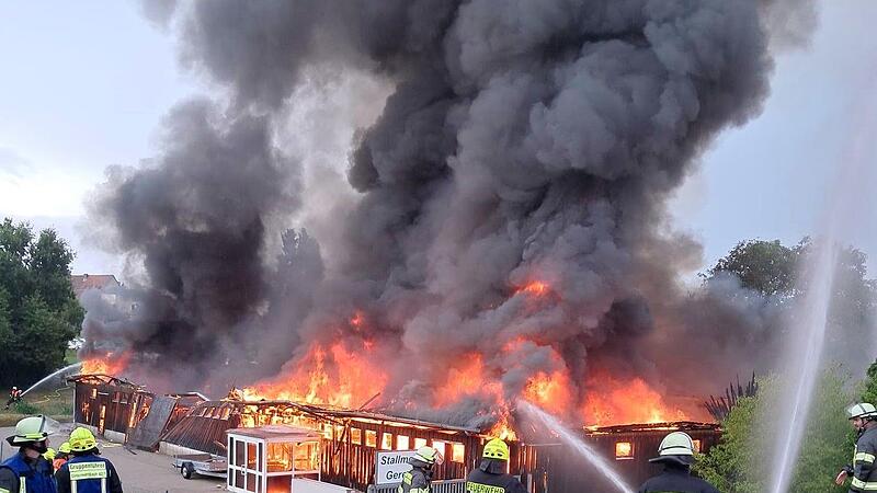Der Brand einer Lagerhalle in Gereuth (Gemeinde Untermerzbach) war einer der gro&szlig;en Eins&auml;tze f&uuml;r die Feuerwehren im vergangenen Jahr.