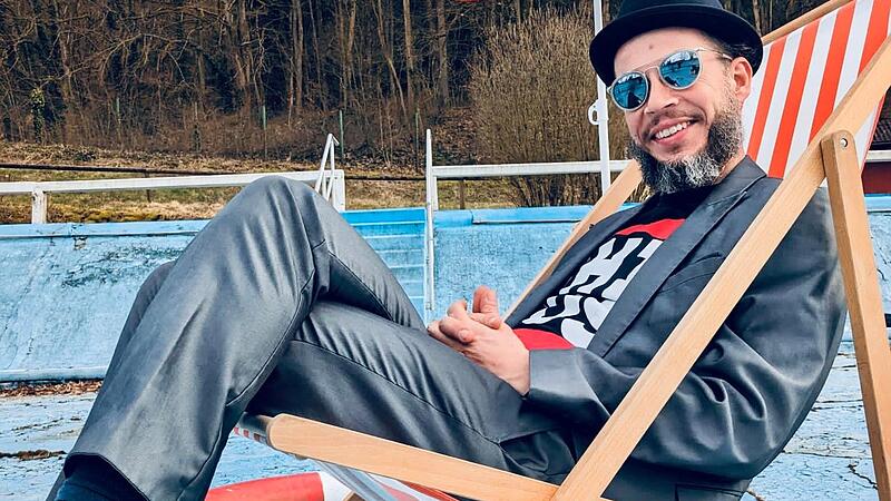 Der S&auml;nger Dennis Boss wohnt selbst seit zehn Jahren in Wiesenttal und vermisst das Bad in Streitberg.Forchheim & Fr&auml;nkische Schweiz