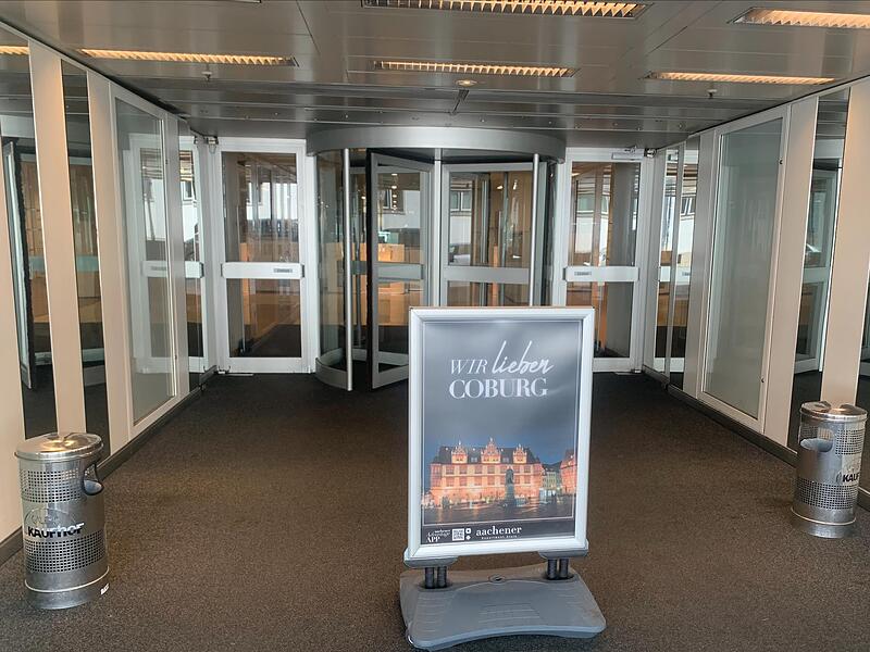 „Wir lieben Coburg“ steht auf einem Schild von „Aachener“ am Hintereingang der Immobilie. „Wir lieben Coburg“ steht auf einem Schild von „Aachener“ am Hintereingang der Immobilie.