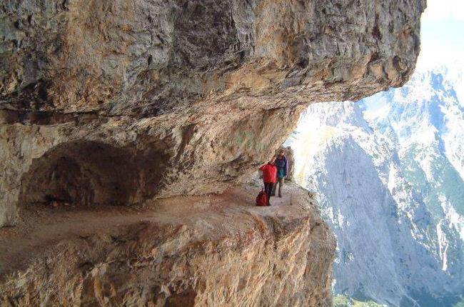 Die Tour auf dem Alpini-Klettersteig ist alles andere als ein Spaziergang. Stahlseile sichern die heiklen Stellen in den  Felswänden. Der Alpini-Klettersteig markiert eine Verteidigungslinie aus dem Ersten Weltkrieg. Die steilen Bergpfade wurden z...