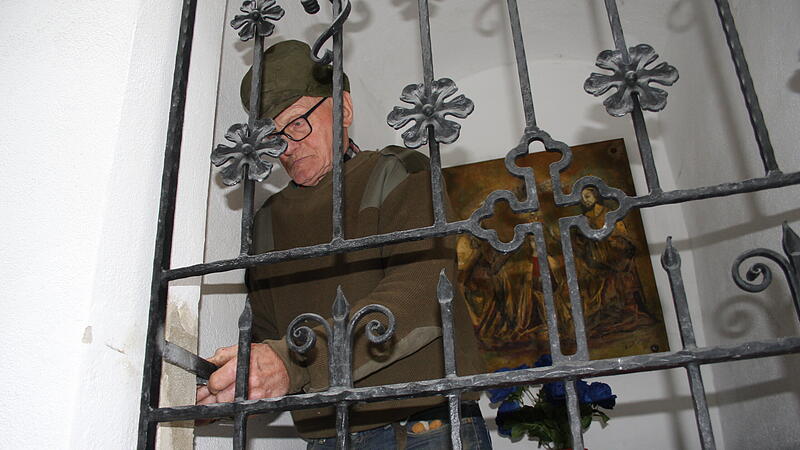 Zweimal hintereinander musste Franz Zambelli die  gewaltsam herausgerissene Schlossverriegelung bei Behringersm&uuml;hle reparieren.