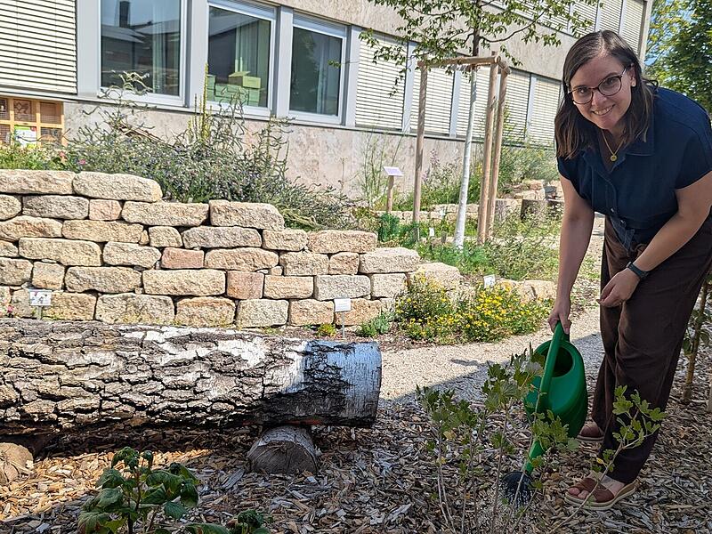 Kreisfachberaterin Anna Lena Ostermeier gießt die frisch gepflanzten Beerensträucher im Gärtla des Kulmbacher Landratsamts. Kreisfachberaterin Anna Lena Ostermeier gießt die frisch gepflanzten Beerensträucher im Gärtla des Kulmbacher Landratsamts.